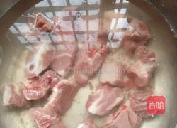 排骨鹌鹑蛋的做法图解1