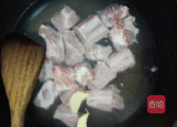 莲藕排骨汤的做法图解1