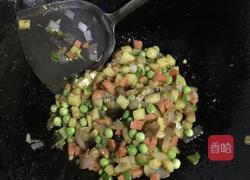 土豆香肠腊肉焖饭的做法图解3