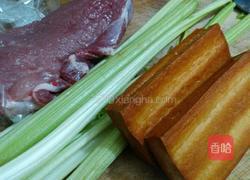 西芹豆干炒肉片的做法图解1
