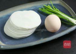 饺子皮变身葱油饼的做法图解1