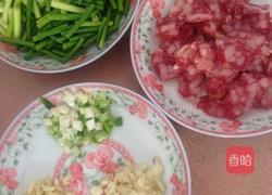 蒜苔炒腊肠的做法图解1