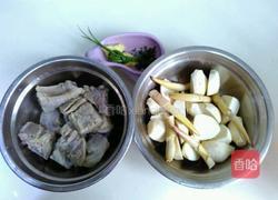 茨菇炖咸排骨的做法图解2