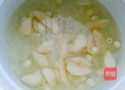 雪梨银耳莲子羹的做法图解3