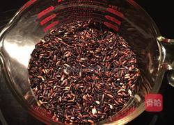 菠萝海鲜鸡柳炒黑糙米饭的做法图解1