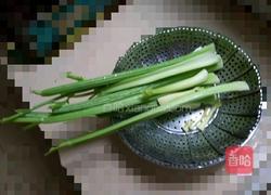 芹菜炒肉丝的做法图解1