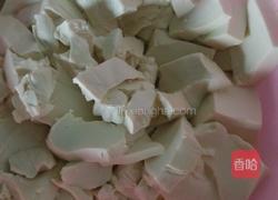 蒜苗炒豆腐的做法图解1
