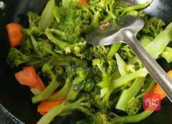 西蓝花炒鱿鱼圈的做法图解8