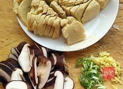 香菇炖冻豆腐的做法图解1