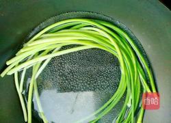 凉拌手撕蒜苔的做法图解3