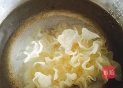 春天了,教你做一份颜值超高的银耳羹。的做法图解3