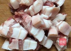 红烧肉土豆烧豆角的做法图解1