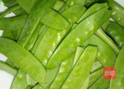 荷兰豆炒木耳的做法图解1