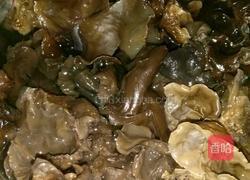 荷兰豆炒木耳的做法图解2