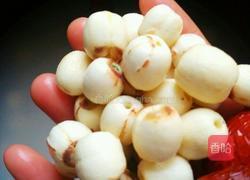 红枣莲子美容汤的做法图解1