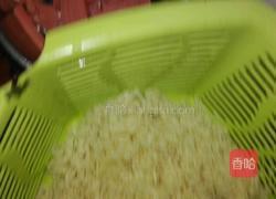 午餐肉丁炒面的做法图解1