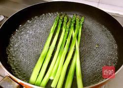 芦笋鸡蛋“棒棒糖”的做法图解1