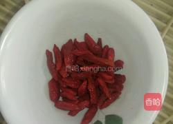 枸杞子炒丝瓜的做法图解1