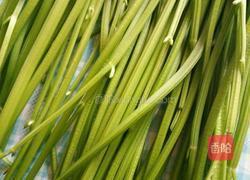 芹菜叶 拌菜的做法图解1