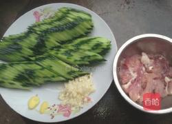 青瓜炒肉的做法图解1