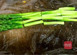 火腿芦笋卷的做法图解2