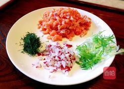 【三文鱼沙拉】的做法图解2