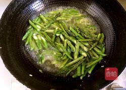 腊肠炒芦笋的做法图解4