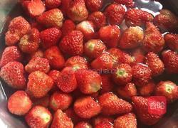 酸甜草莓酱的做法图解1