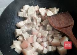 五花肉炖鹌鹑蛋的做法图解3
