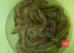 盐水煮虾的做法图解1