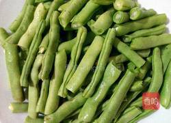五花肉焖四季豆的做法图解1