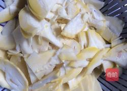 春笋炒香肠的做法图解2