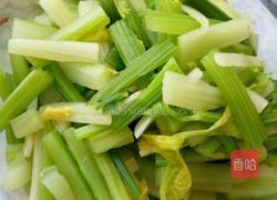 西芹炒肉的做法图解1