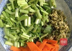 烟熏干炒芹菜的做法图解2