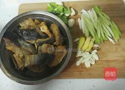 蒜爆腊鱼块的做法图解1