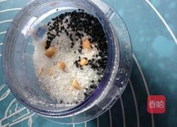 饺子皮芝麻卷的做法图解2