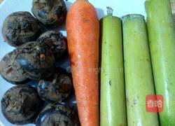 胡萝卜马蹄竹蔗水的做法图解1