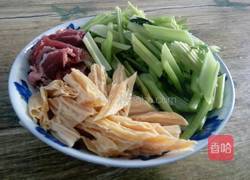腐竹芹菜炒肉的做法图解1