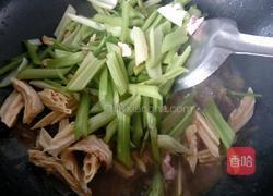 腐竹芹菜炒肉的做法图解5