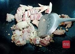 虫草花炒鸡肉的做法图解5