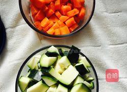 鸡肉蔬菜腊肠饭的做法图解3