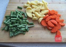 五花肉焖饭的做法图解1