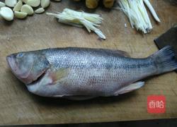 清蒸鲈鱼的做法图解1