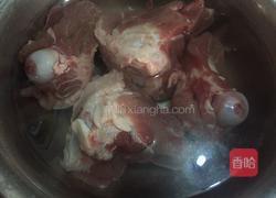 酸菜炖大骨头的做法图解2