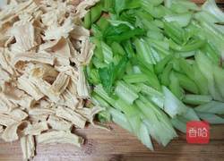 西芹炒腐竹的做法图解3