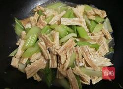 西芹炒腐竹的做法图解7