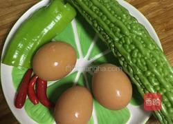 苦瓜炒鸡蛋的做法图解1