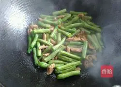 Illustration of Braised Beans and Shredded Pork Noodles 5