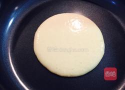 草莓夹心松软荷苞饼的做法图解2