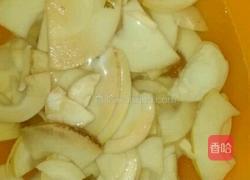 腊肉酸菜炒春笋的做法图解1